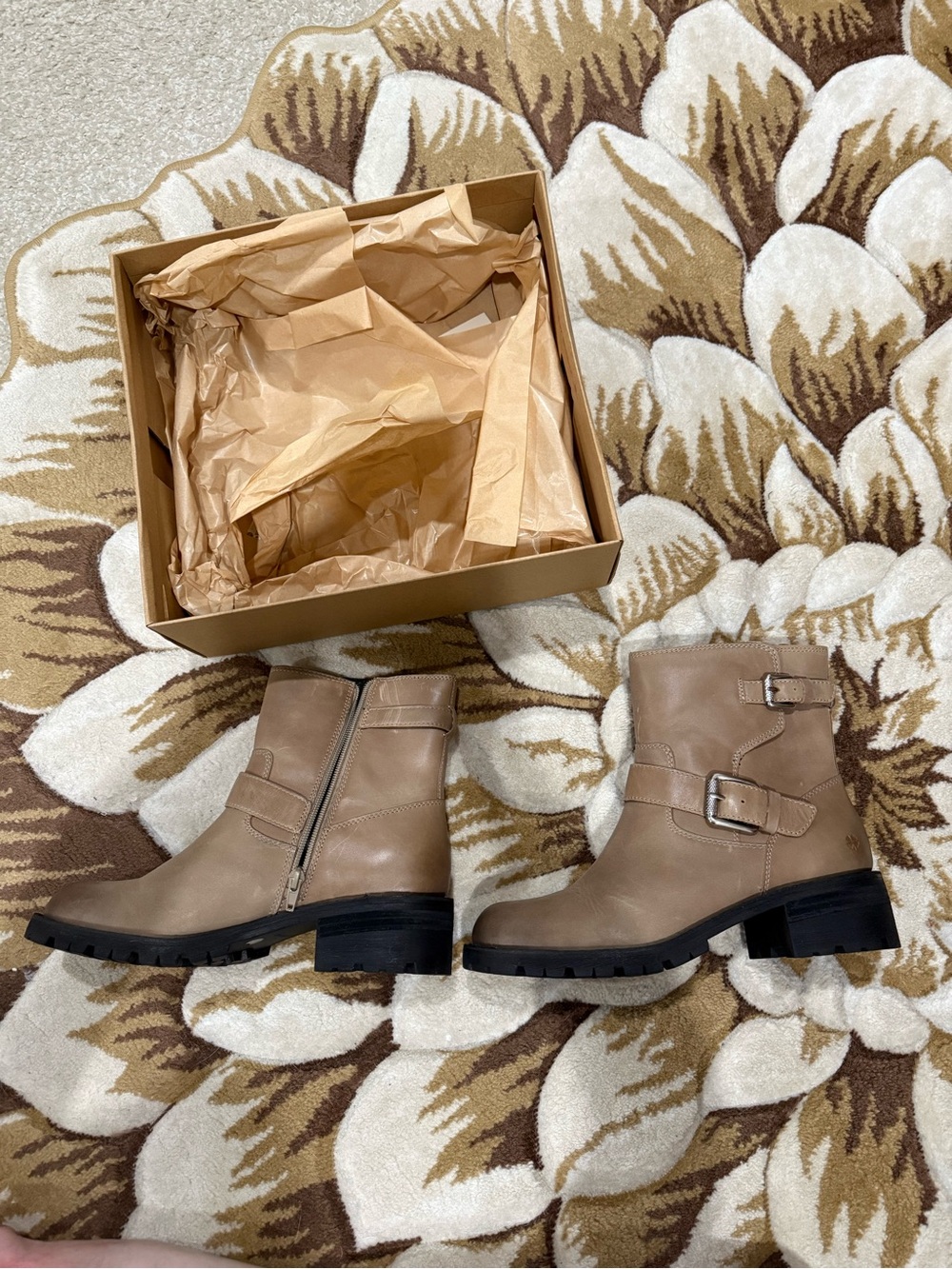 Lucky Brand Taini Biker Boots in a beige/silver cloud leather 10m - Picture 5 of 12
